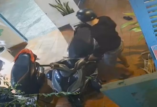 Hình ảnh đối tượng trộm xe của anh Tuấn A bị camera ghi lại