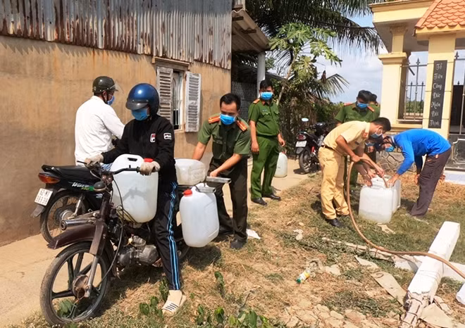 Trời nắng gắt nhưng cán bộ chiến sĩ đều cảm thấy vui vì người dân có nước ngọt sử dụng.