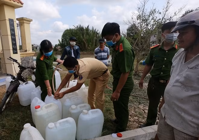 Hàng trăm can chứa được người dân mang đến lấy nước