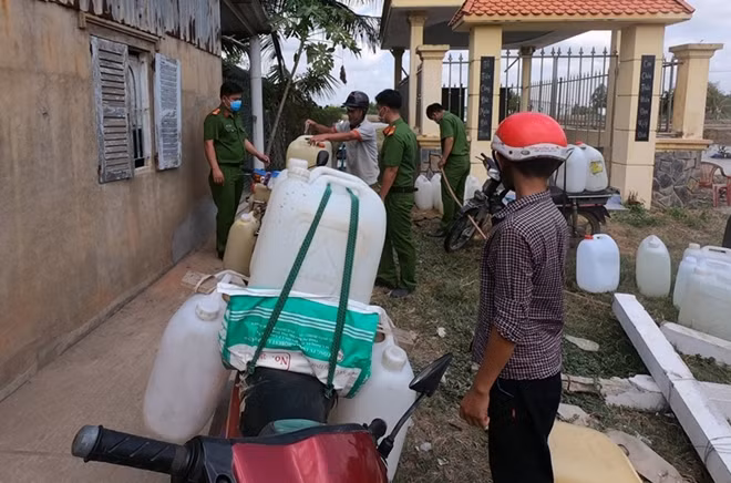 Nếu mua một khối nước sinh hoạt, cần khoảng 80.000 đồng, nên sự giúp đỡ của lực lượng Công an khiến người dân rất cảm kích.