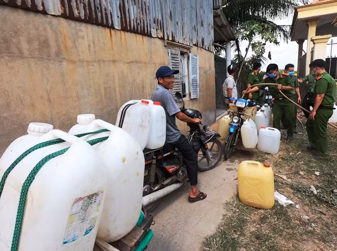 Niềm vui của một người dân khi được CBCS Công an cung cấp nước sạch.