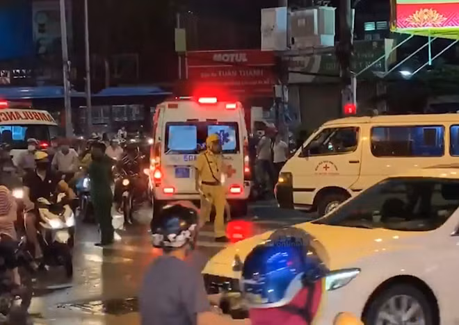 Xe cứu thương đưa nạn nhân ra khỏi hiện trường