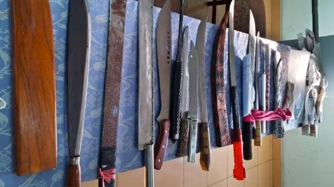 Một trong số các loại hung khí mà người dân tự nguyện giao nộp