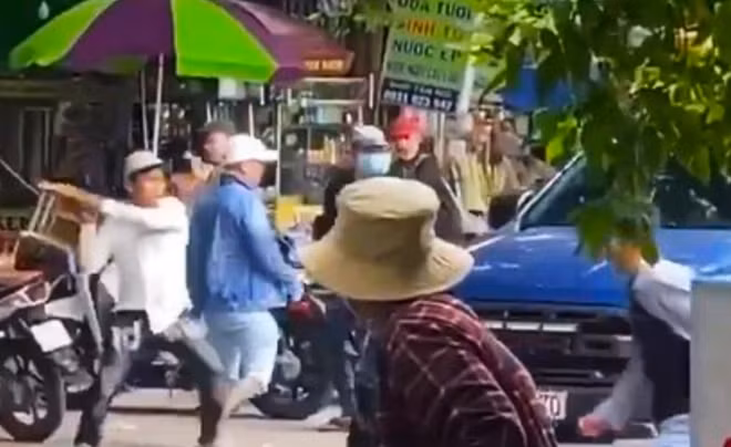 Anh D, bạn anh L đã tông xe bán tải vào xe của các đối tượng để giải vây cho anh L.