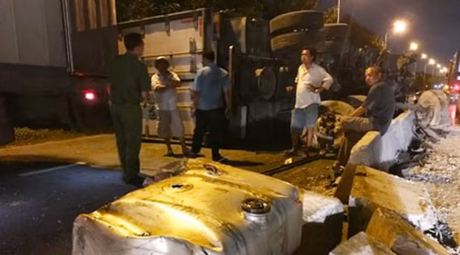 Sự cố xe đông lạnh chở các bị lật trong đêm.