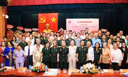 Gặp mặt truyền thống kỷ niệm 45 năm Ngày thành lập Ban đại diện Báo QĐND ảnh 2