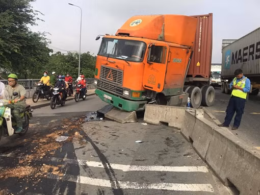Lật xe đầu kéo, rơi container trên cao tốc TP Hồ Chí Minh-Trung Lương ảnh 2