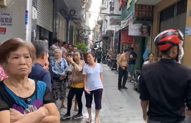 Người dân sống trong hẻm, đa phần là các hộ buôn bán lo lắng vì vụ cháy.