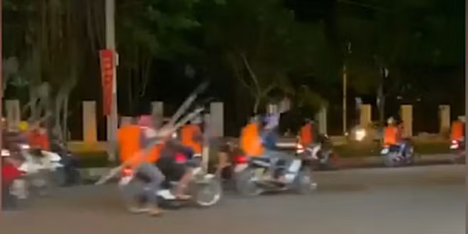 Sau khi đập phá nhóm này hò hét cầm hung khí lao xe thành đoàn trên đường