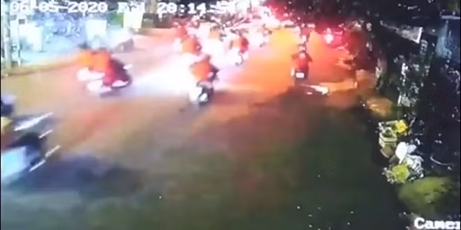 Đa phần các thành viên trong nhóm mặc áo cam