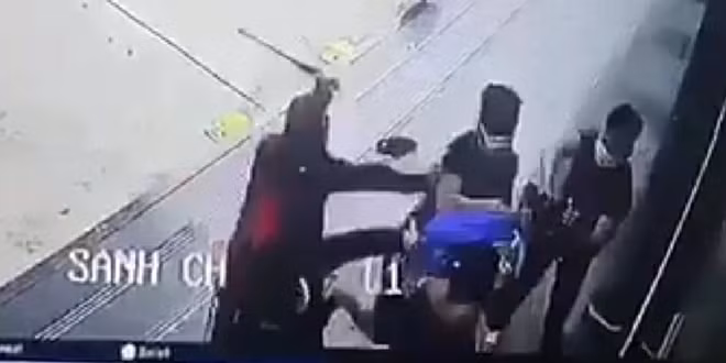 Hình ảnh hỗn chiến trước trung tâm thương mại