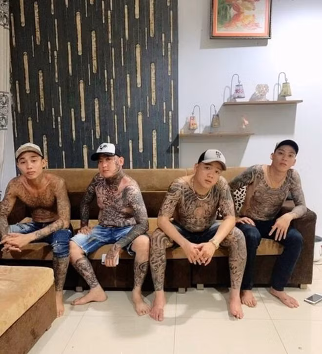Trí "nhảm" thứ 3 từ trái qua, 1 trong 5 đối tượng bị truy nã