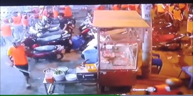 Nhóm này xông vào một quán ốc đập phá đánh người