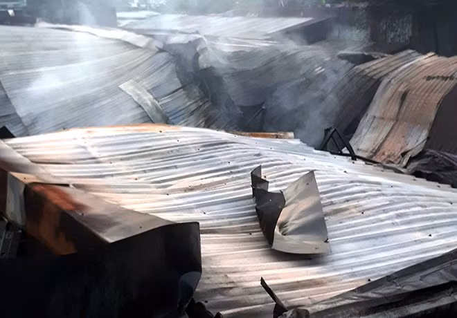 Dãy nhà trọ hơn 10 phòng cháy và đổ sập