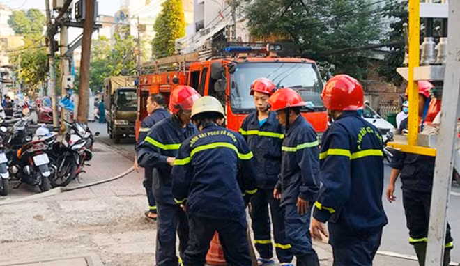 các chiến sĩ triển khai công tác chữa cháy