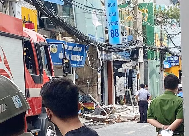 Phía trước quán bún Cầu Vòng bị đổ sập sau vụ nổ