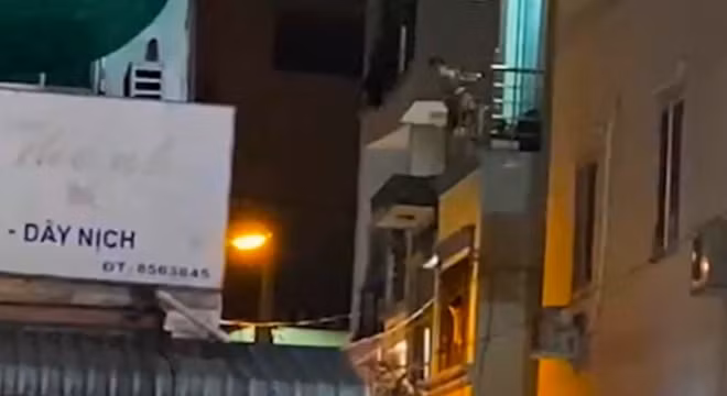Sau khi chém anh rể, kẻ ngáo đá lên lầu 2 căn nhà cố thủ