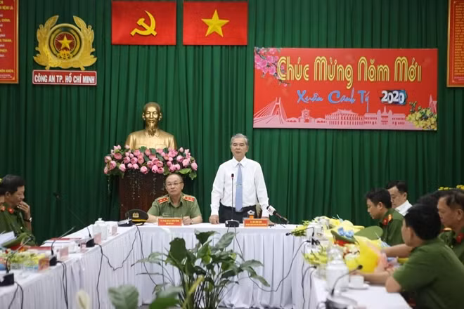 Phó Chủ tịch UBND TP động viên các cán bộ chiến sĩ hoàn thành nhiệm vụ trong dịp tết