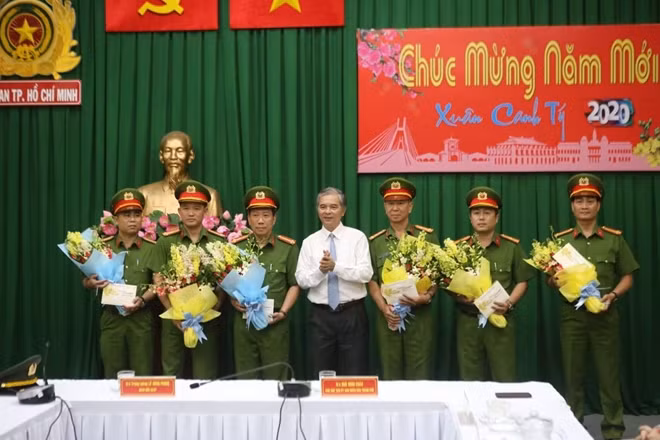 Ông Ngô Minh Châu- Phó Chủ tịch UBND TP Hồ Chí Minh động viên khen thưởng các lực lượng phá án