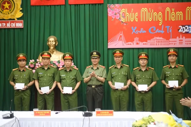 Trung tướng Lê Đông Phong-Phó Giám đốc Công an TP Hồ Chí Minh khen thưởng cho đại diện các lực lượng tham gia phá án