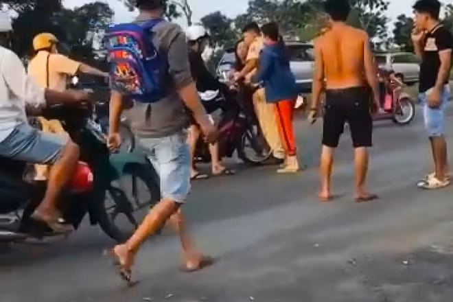Nhóm người "giải cứu" An đã tông xe vào CSGT.