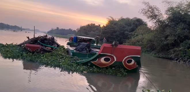 Hai ghe khai thác cát trái phép bị tạm giữ