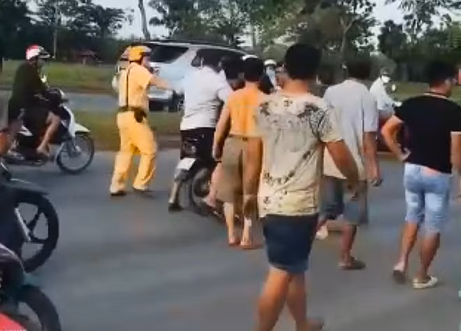 Sau đó nhóm người nhà An đã tông ngã một CSGT