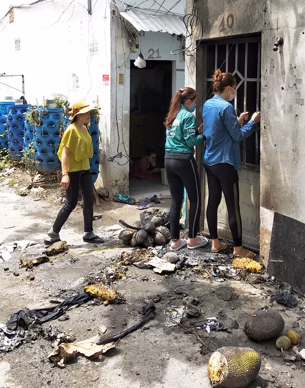 Em M hay tin mẹ và 2 em gặp nạn trở về phòng trọ đau đớn bật khóc.