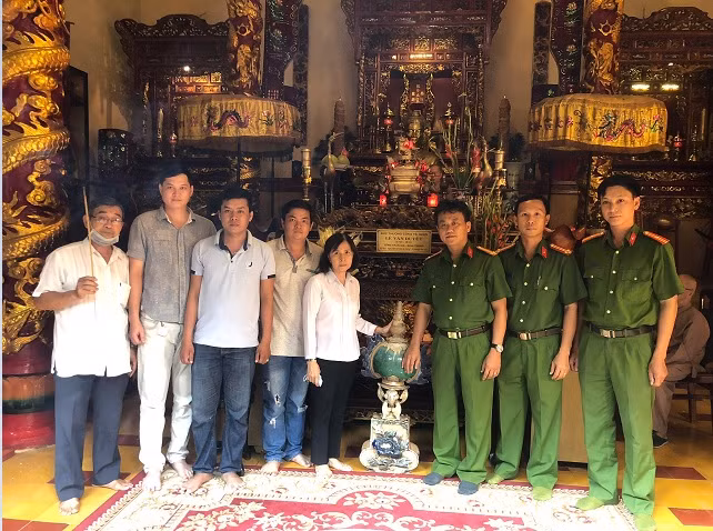 Công an quận Bình Thạnh trao trả lại trái châu cho ban quản lý Lăng Ông Bà Chiểu
