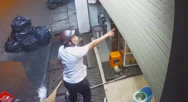 Lâm sau khi đánh vợ đã cầm mã tấu đe dọa nhiều người