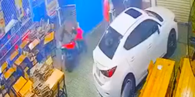 Các đối tượng phá cửa đập phá quán nhậu sau đó dắt chiếc xe tay ga đi