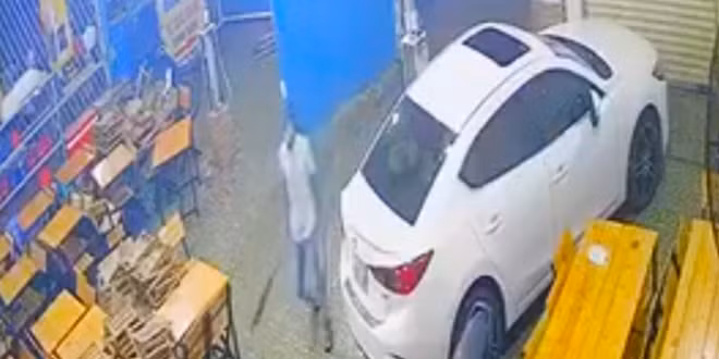 Một trong số các đối tượng tay lăm lăm mã tấu chém nhân viên quán bị thương