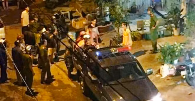 Công an khám nghiệm hiện trường vụ nhóm Trung chém người