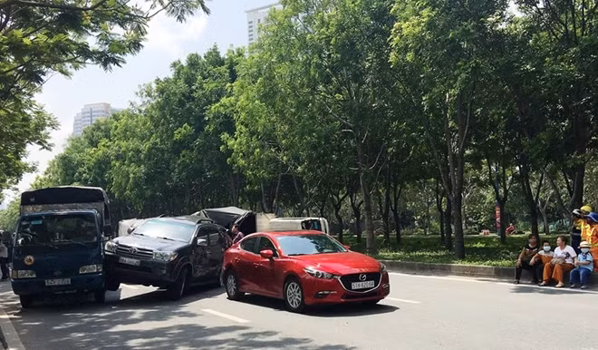 Vụ tai nạn choáng hết phần đường đại lộ Mai Chí Thọ