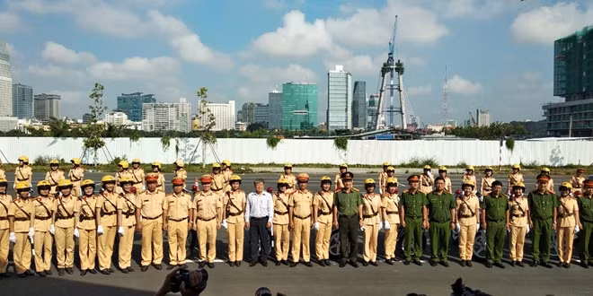 58 cán bộ chiến sĩ nữ CSGT chụp ảnh lưu niệm cùng các lãnh đạo