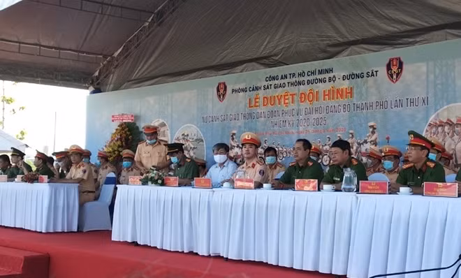 Các đại biểu tham dự buổi duyệt đội hình CSGT nữ dẫn đoàn