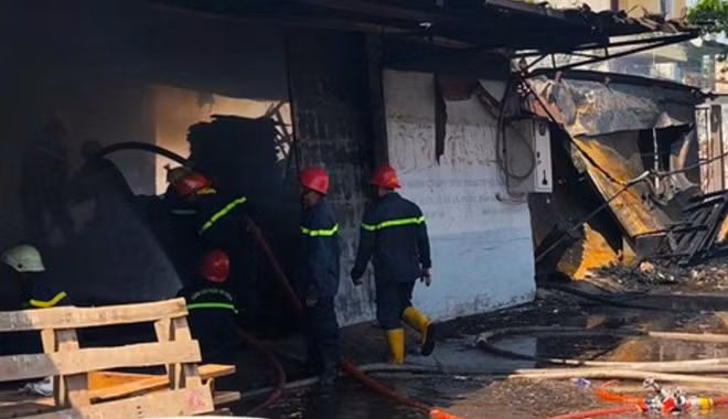 Xưởng chứa nhiều nguyên liệu, chủ yếu là gỗ khiến đám cháy bùng phát mạnh và lan rộng