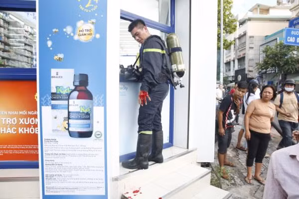 Một chiến sĩ PCCC bị mảnh kính cắt vào tay.