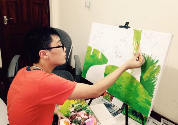 Em Nguyễn Trung Hiếu, trẻ tự kỷ điển hình vẫn có được những tác phẩm hội họa. Em Nguyễn Trung Hiếu, trẻ tự kỷ điển hình vẫn có được những tác phẩm hội họa.