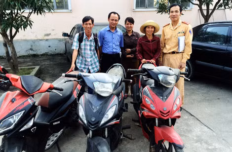 Thượng úy Đàm Văn Linh trao trả 3 chiếc xe cho các chủ xe. Thượng úy Đàm Văn Linh trao trả 3 chiếc xe cho các chủ xe.