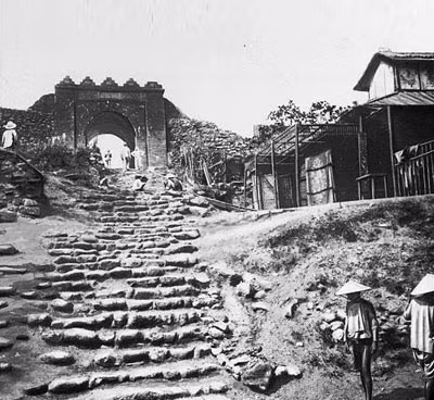 Đường qua đèo Hải Vân xưa.