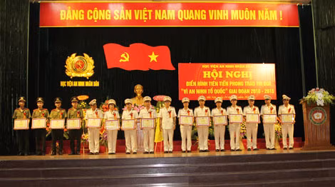 Lãnh đạo Học viện ANND tặng Bằng khen cho các tổ chức và cá nhân xuất sắc trong phong trào thi đua.