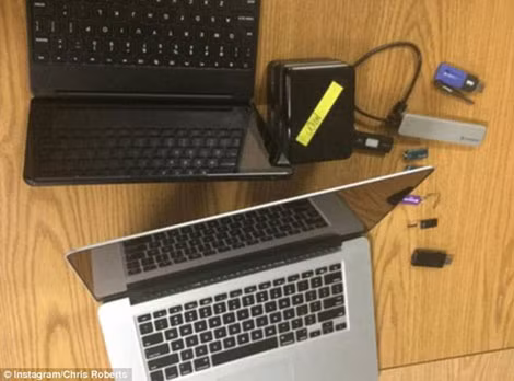Laptop, ổ cứng và USB của Chris Roberts bị FBI tịch thu.