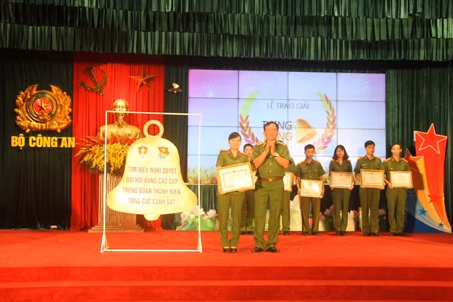 Trung tướng Trần Văn Vệ trao giải nhất cho Thiếu úy Nguyễn Thu Trang