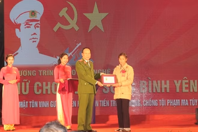 Thứ trưởng Lê Qúy Vương trao Kỷ niệm "Bảo vệ An ninh tổ quốc" cho các cá nhân