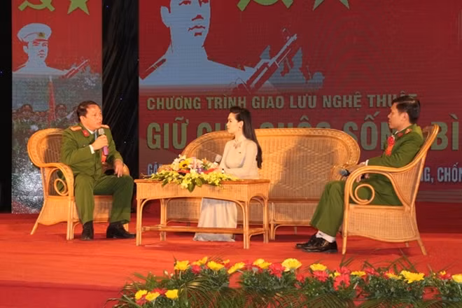 Gương điển hình tiên tiến giao lưu tại chương trình