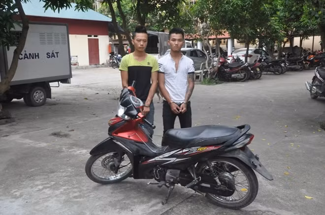 Đối tượng Hòa, Phương và xe máy cướp của nạn nhân.