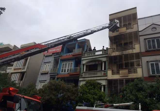 Xe thang đưa lính cứu hỏa tiếp cận ngôi nhà bị cháy