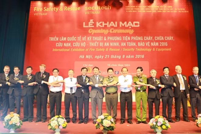Phó Thủ tướng Thường trực Trương Hòa Bình, Thứ trưởng Bùi Văn Thành và các đại biểu cắt băng khai mạc Triển lãm.