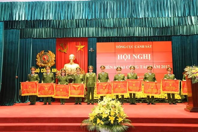 Trung tướng Phan Văn Vĩnh trao Cờ thi đua của TCCS cho các đơn vị